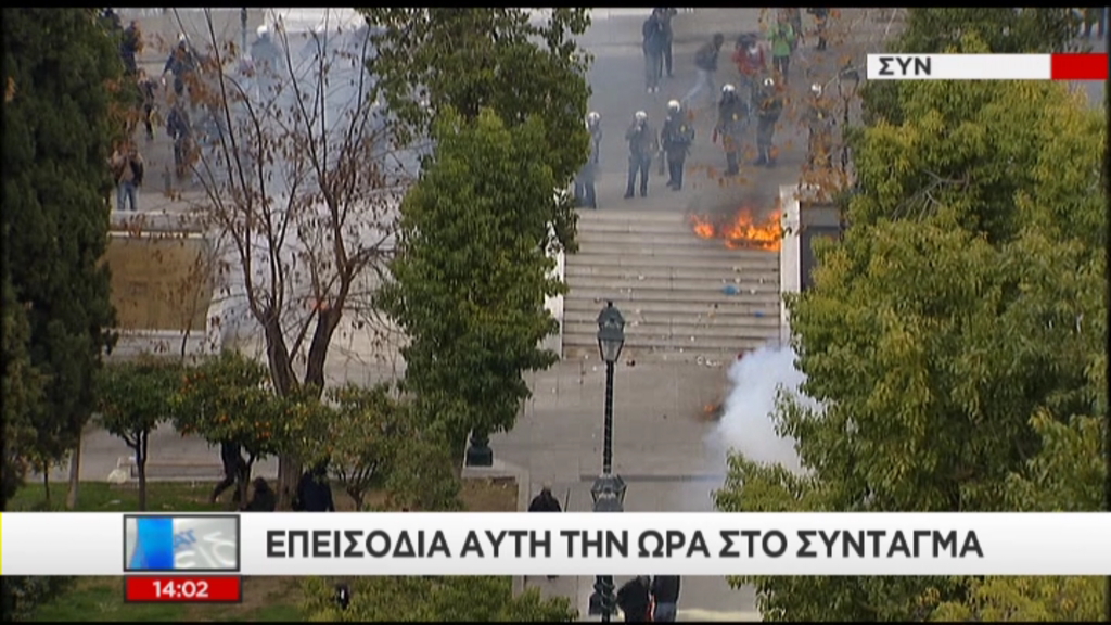 Μολότοφ και χημικά στο Σύνταγμα – ΤΩΡΑ