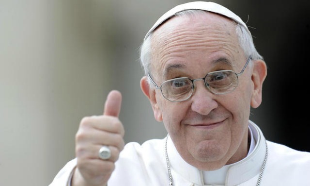 To αμήχανο βλέμμα του Πάπα στις… μαζορέτες – ΦΩΤΟ