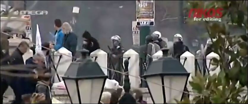 Ένταση και μολότοφ στην πλατεία Συντάγματος – ΒΙΝΤΕΟ