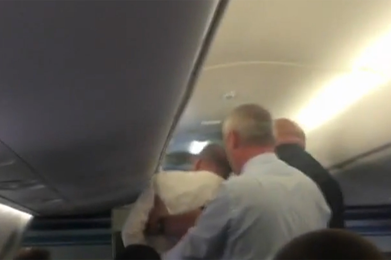 Ο βίαιος επιβάτης που έκανε άνω κάτω μια πτήση – ΒΙΝΤΕΟ