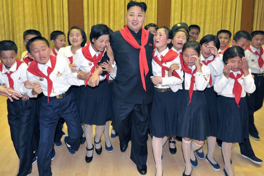 Δάκρυα λατρείας από μαθήτριες για τον Κιμ Γιονγκ Ουν – ΦΩΤΟ