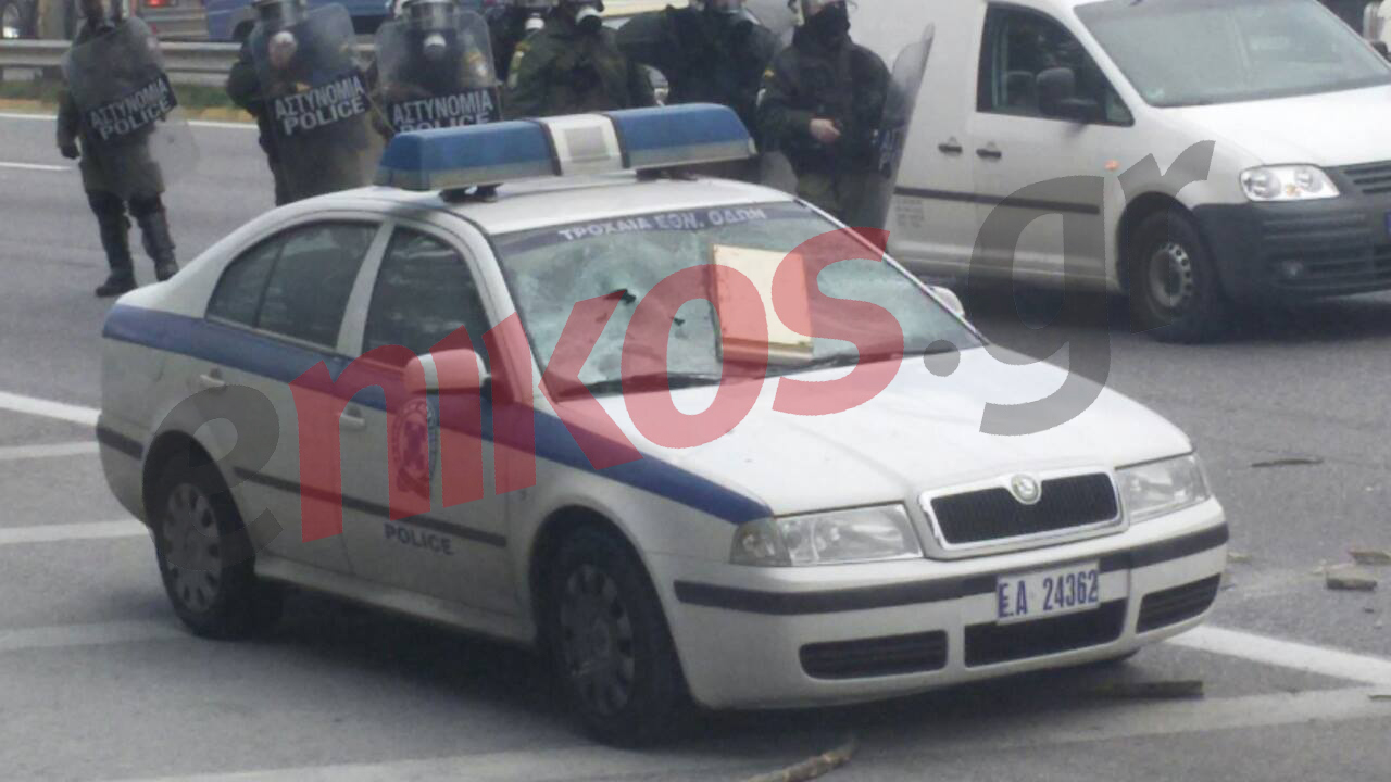 Αγρότες έσπασαν περιπολικό στο Δαφνί – ΦΩΤΟ – ΤΩΡΑ