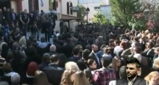 Ρέμος και Καρράς συντετριμμένοι στην κηδεία του Παντελίδη – BINTEO