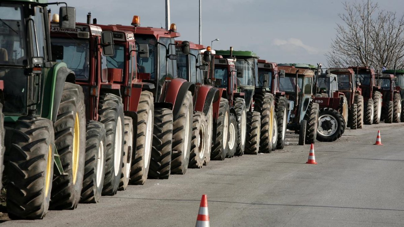 Οι αγρότες κλείνουν και πάλι τους δρόμους στην Πελοπόννησο