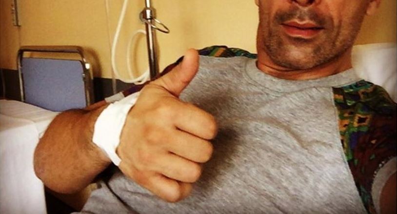 Γνωστός τραγουδιστής στο νοσοκομείο – ΦΩΤΟ