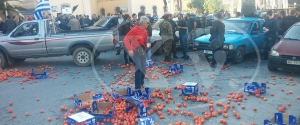 Χανιά – Αγρότες έριξαν ντομάτες στα γραφεία της Περιφέρειας