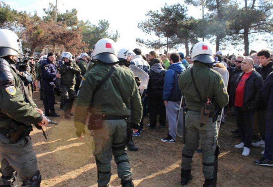 Επέμβαση των ΜΑΤ στο στρατόπεδο Αναγνωστοπούλου στα Διαβατά – Ξεσηκώθηκαν οι κάτοικοι – ΒΙΝΤΕΟ