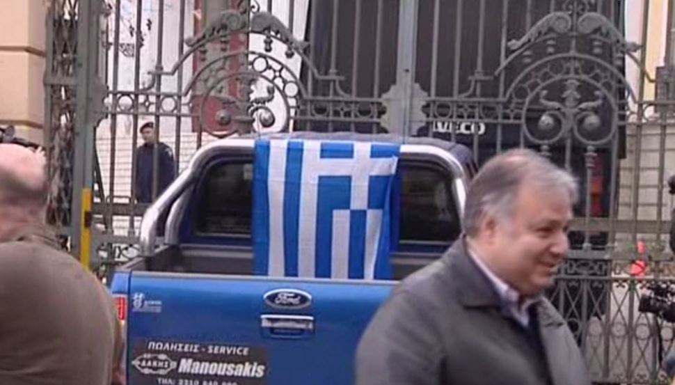 Ένταση στη Θεσσαλονίκη – Πήγε να μπει με το αγροτικό στο υπ. Μακεδονίας – Θράκης – ΒΙΝΤΕΟ