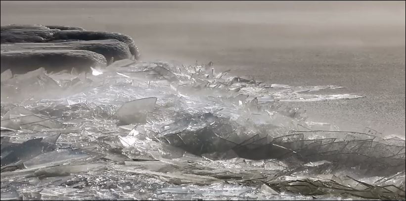 Παγωμένη λίμνη σπάει σε κομμάτια – BINTEO