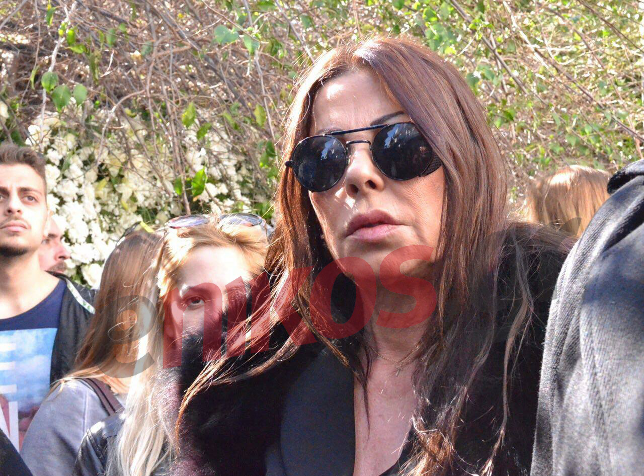 Ράκος η Άντζελα Δημητρίου στην κηδεία του Παντελίδη – ΦΩΤΟ