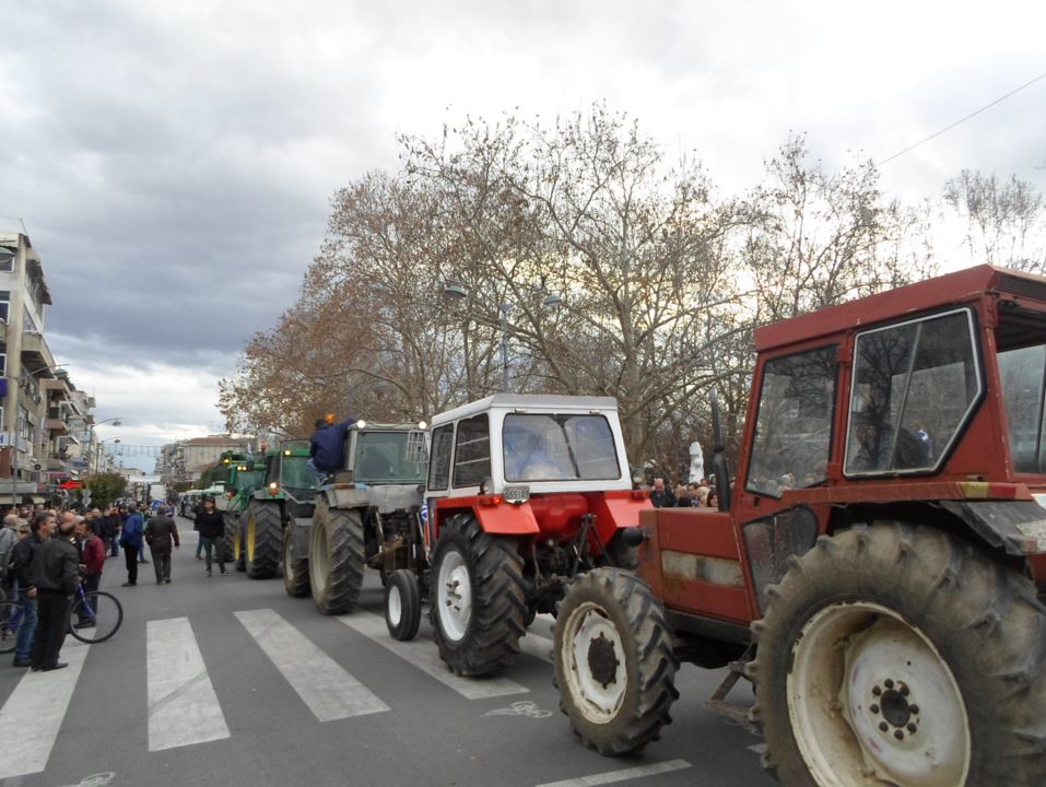 Οι αγρότες από τα Τρίκαλα απειλούν με κλείσιμο της Εγνατίας Οδού
