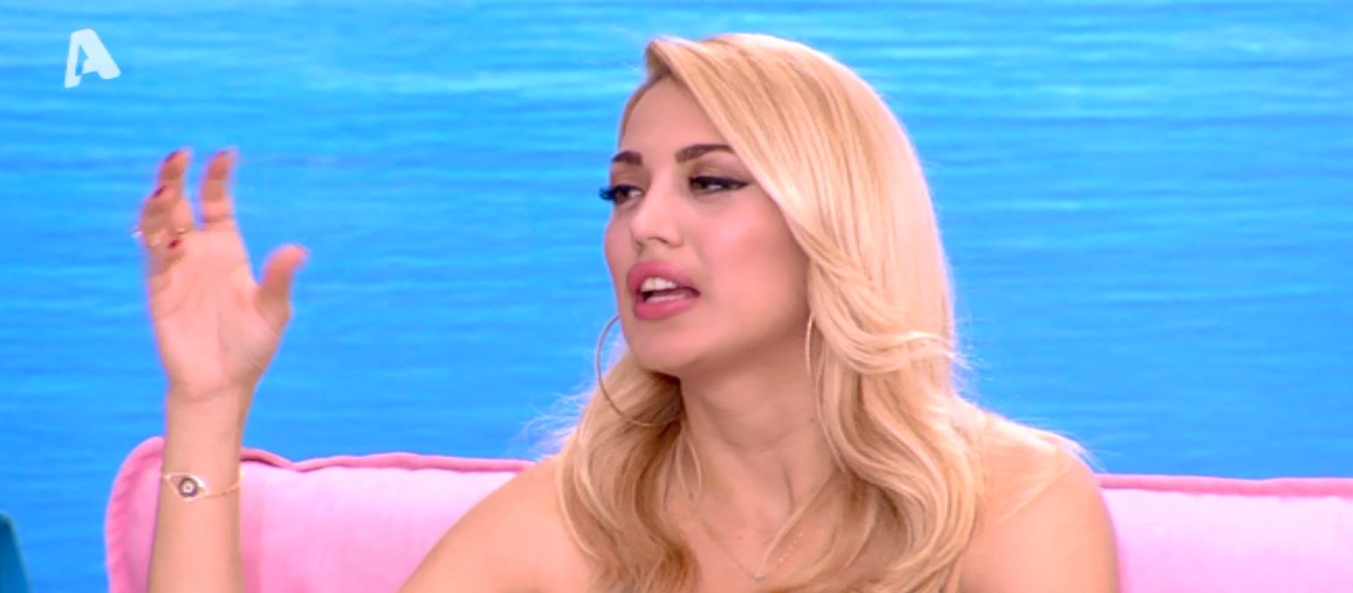 Το ανοιχτό μικρόφωνο “έκαψε” την Σπυροπούλου.Τι έλεγε για συνεργάτη της – ΒΙΝΤΕΟ
