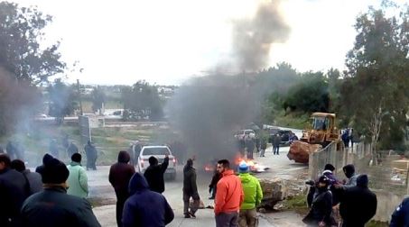 Ένταση στην Κω – Έκλεισαν το δρόμο προς το στρατόπεδο με βράχους – ΦΩΤΟ