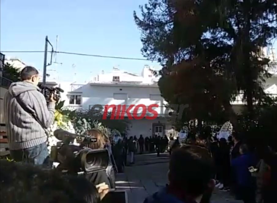 Οι συνεργάτες του Παντελίδη τον συνόδευσαν με μουσική στην εκκλησία – ΒΙΝΤΕΟ