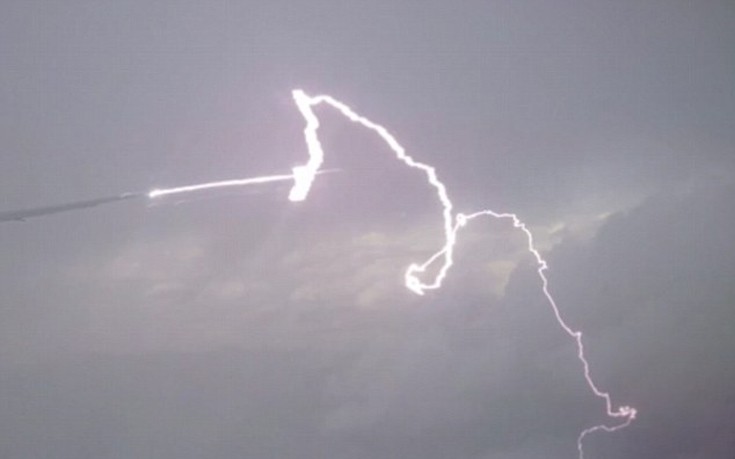 Κεραυνός χτύπησε αεροπλάνο σε πτήση – ΒΙΝΤΕΟ