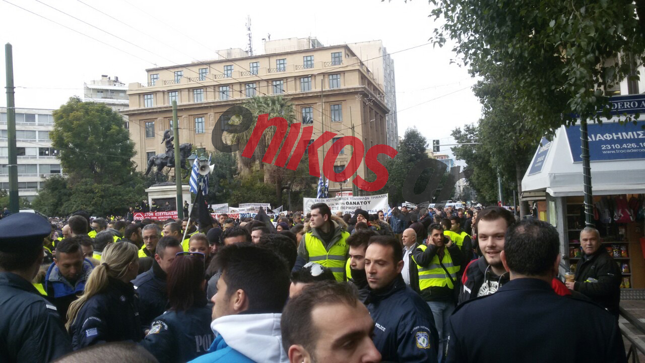 Διαδηλωτές με στολή έκλεισαν το κέντρο της Αθήνας – ΦΩΤΟ