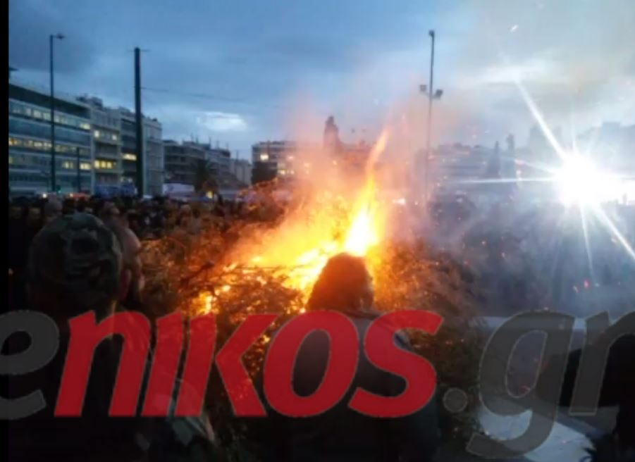 Αγρότες καίνε κλαδιά ελιάς έξω από τη Βουλή – ΒΙΝΤΕΟ