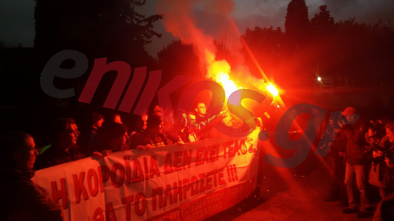 Οι πυροσβέστες με πυρσούς στη βουλή – ΦΩΤΟ