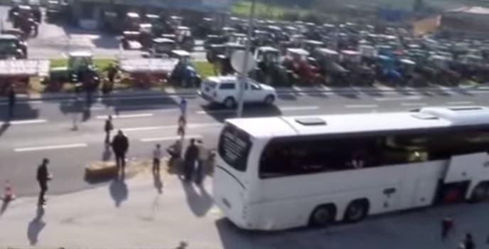 Πέντε λεωφορεία με πρόσφυγες ακινητοποιημένα στα Τέμπη