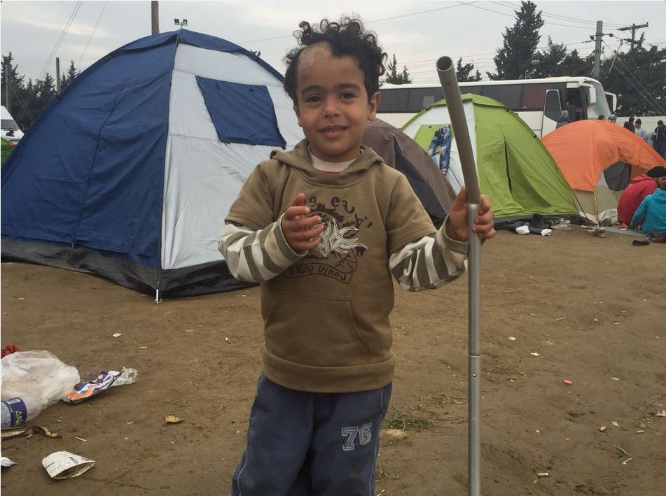 Συγκινεί ο μικρός Ιμπραήμ στην Ειδομένη – ΦΩΤΟ