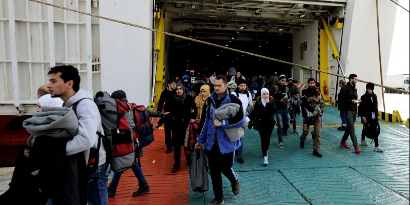 Στον Πειραιά έφτασαν 221 πρόσφυγες