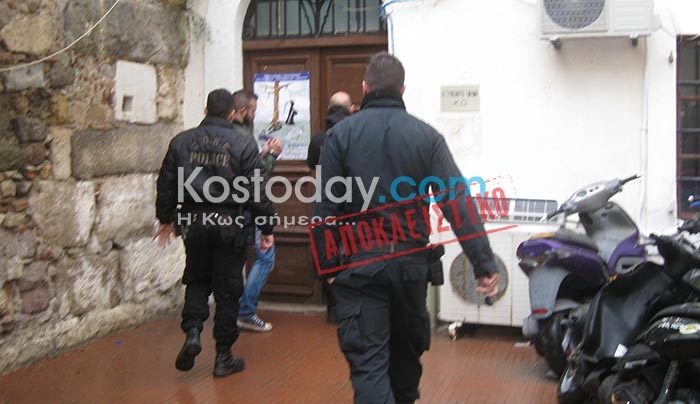 Πέρασαν χειροπέδες σε δημοσιογράφο στην Κω – ΒΙΝΤΕΟ