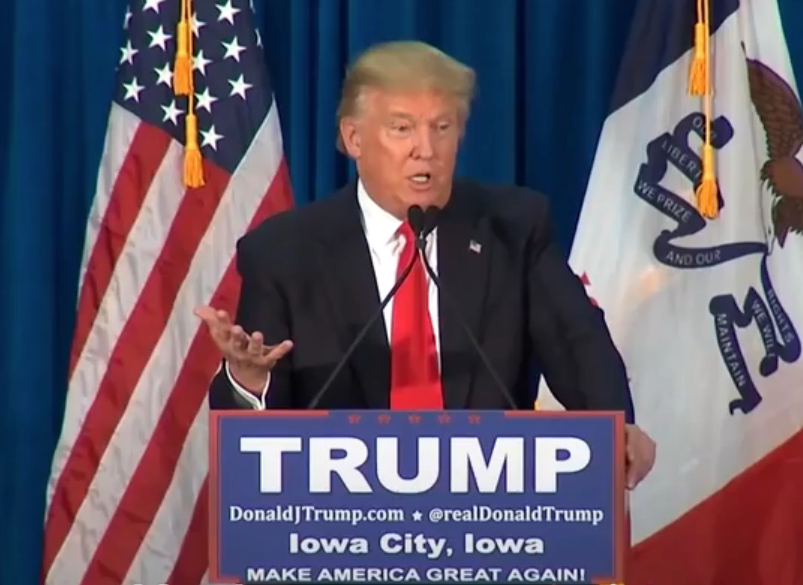 Πέταξε ντομάτες στον Τραμπ και έγινε “ήρωας” στα social media– ΦΩΤΟ