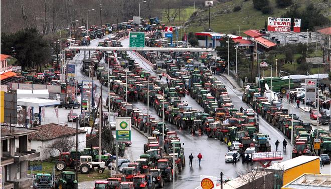 Αμετακίνητοι στα μπλόκα οι αγρότες – Κλείνουν επ’ αόριστον τα Τέμπη