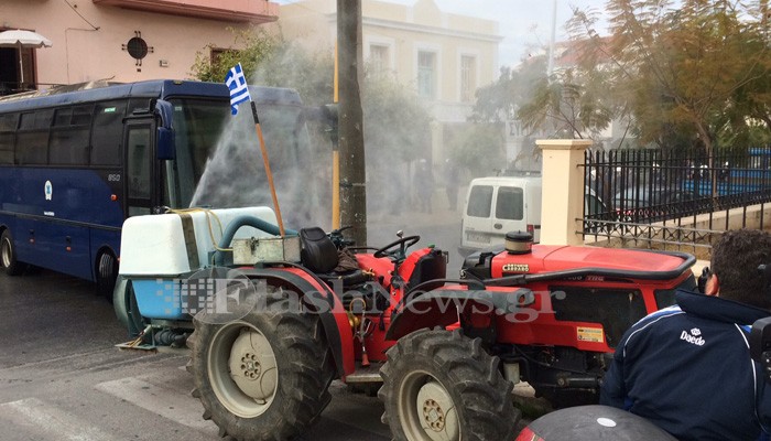 Ένταση στα γραφεία του ΣΥΡΙΖΑ στα Χανιά – Αγρότες πέταξαν αυγά – ΒΙΝΤΕΟ