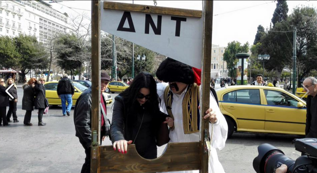Ο τσολιάς της Ελληνοφρένειας με λαιμητόμο στο κέντρο της Αθήνας – ΦΩΤΟ