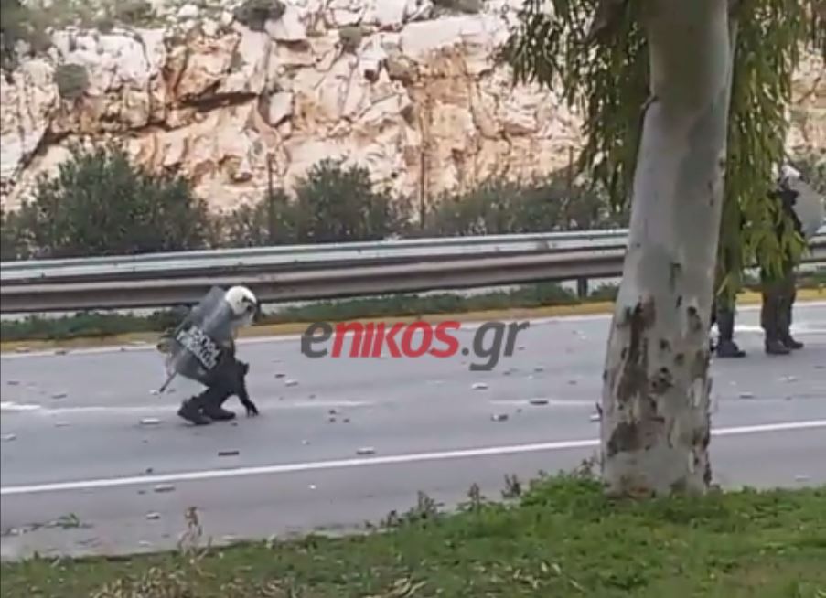 Πρόκληση από αστυνομικό των ΥΜΕΤ – Πέταξε πέτρες στους αγρότες – ΒΙΝΤΕΟ