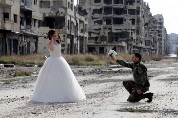 Γαμήλια φωτογράφιση στην πόλη των νεκρών στη Συρία