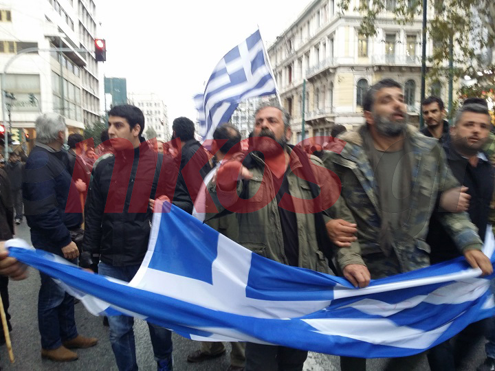Με ελληνικές σημαίες οι Κρητικοί αγρότες – ΦΩΤΟ – ΤΩΡΑ
