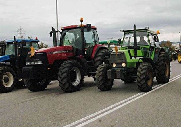 Στο λιμάνι με τα τρακτέρ τους οι αγρότες της Κρήτης – Απειλούν με νέα μπλόκα