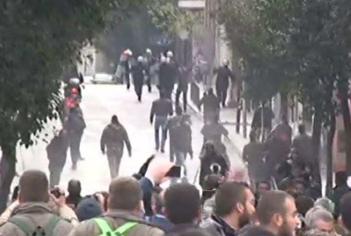 Η στιγμή της έντασης την πλατεία Καραϊσκάκη – ΒΙΝΤΕΟ