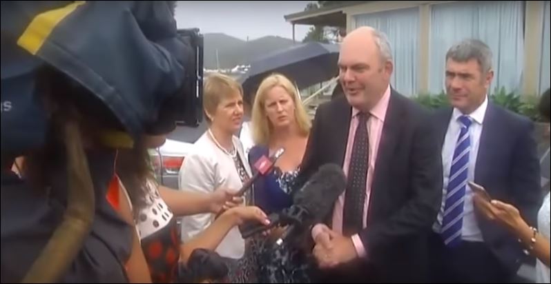 Διαδηλώτρια πέταξε δονητή σε υπουργό – ΒΙΝΤΕΟ