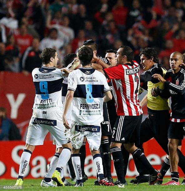 Ποδοσφαιριστές μονομάχοι σε γήπεδο που έγινε ρινγκ – ΒΙΝΤΕΟ