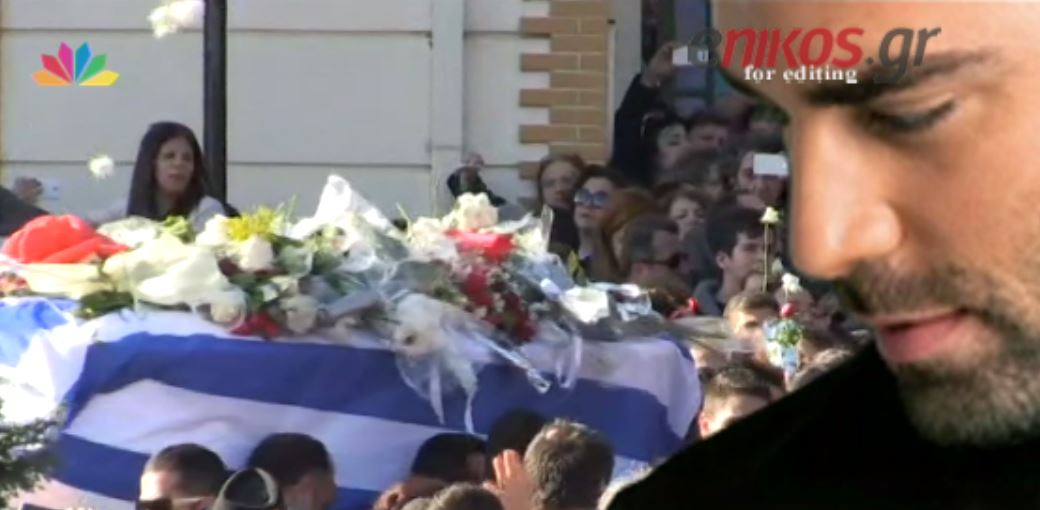 Βροχή από ανθοδέσμες στο “τελευταίο αντίο” στον Παντελίδη – ΒΙΝΤΕΟ