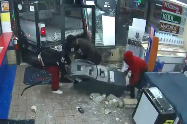 Κάμερα ασφαλείας τσάκωσε ληστές να κλέβουν ΑΤΜ – ΒΙΝΤΕΟ