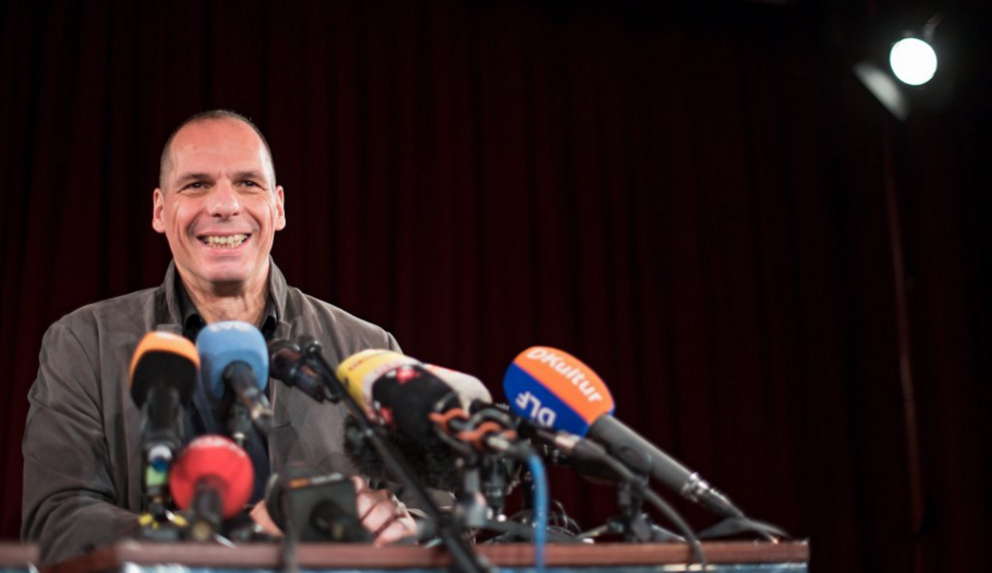 Με σηκωμένο γιακά ο Βαρουφάκης στους Γερμανούς Δημοσιογράφους – ΦΩΤΟ