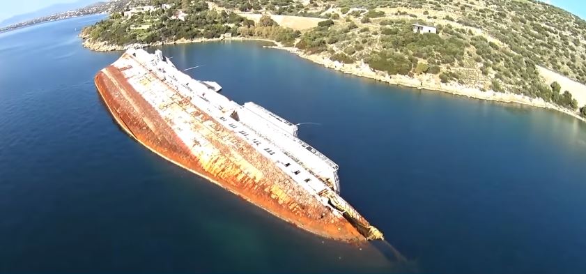 Εντυπωσιακά πλάνα με drone του ναυαγίου Mediterranean Sky στην Ελευσίνα -ΒΙΝΤΕΟ