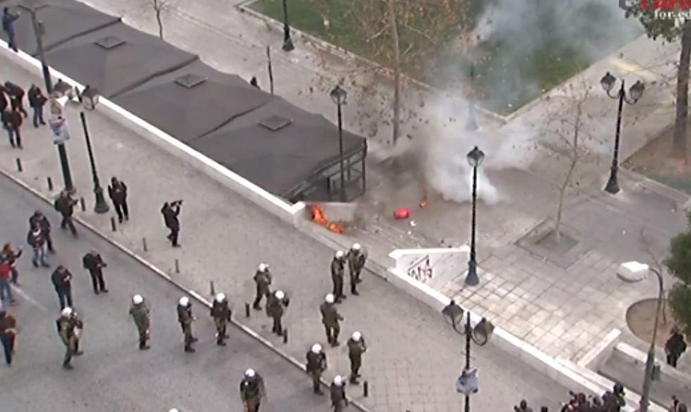ΒΙΝΤΕΟ από τα επεισόδια στο Σύνταγμα – ΤΩΡΑ