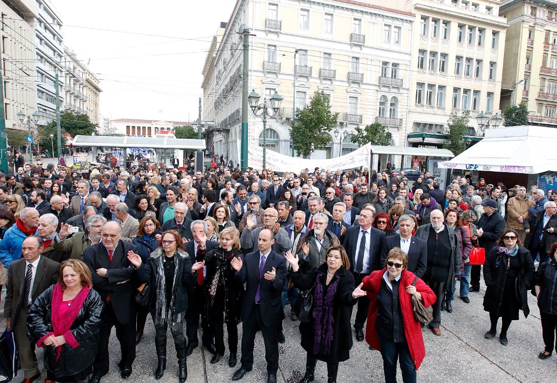 Μουσική διαμαρτυρία από το “κίνημα της γράβατας” – ΒΙΝΤΕΟ