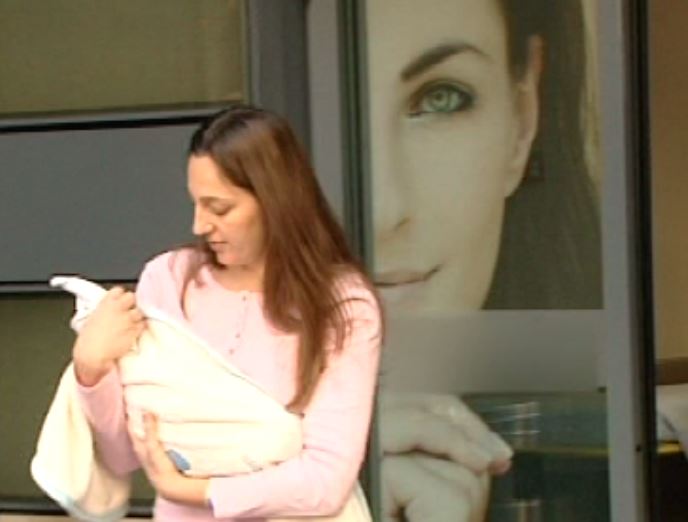 Βγήκε από το μαιευτήριο η σύζυγος του Κωνσταντίνου Πανανά – ΒΙΝΤΕΟ