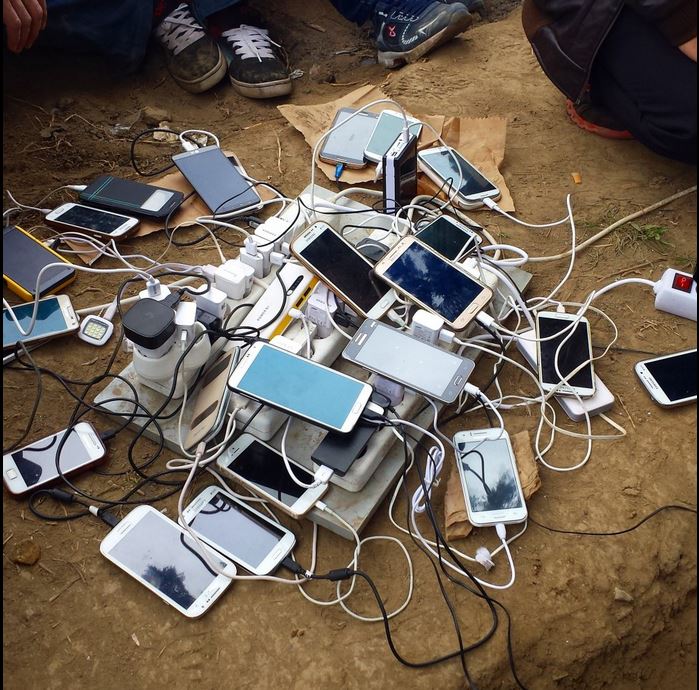Έτσι φορτίζουν τα κινητά τους οι πρόσφυγες στην Ειδομένη – ΦΩΤΟ