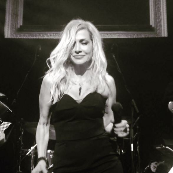 Η Άννα Βίσση άφησε το μικρόφωνο και έπιασε τη… σφουγγαρίστρα – ΦΩΤΟ