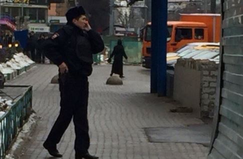 Τρόμος στη Μόσχα – Μαυροφορεμένη γυναίκα κρατά στο χέρι το κεφάλι ενός παιδιού – ΒΙΝΤΕΟ