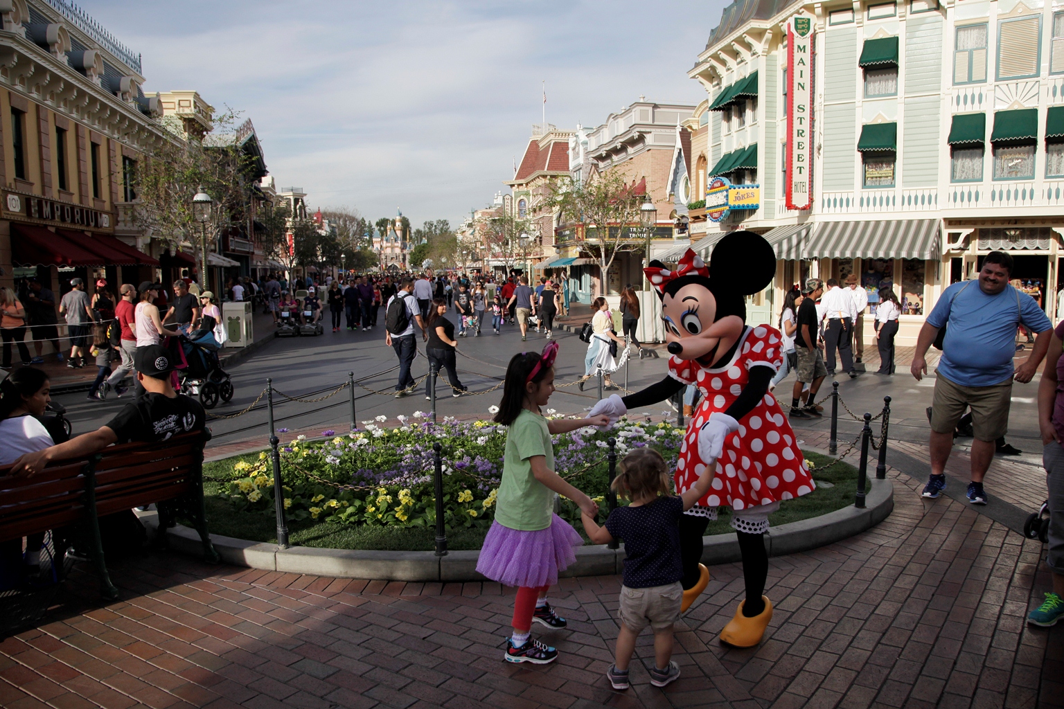 Η Disneyland κάνει κάστινγκ στην Ελλάδα και ψάχνει 45 άτομα για δουλειά στο Παρίσι