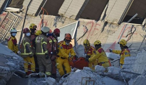 Συγκίνηση για το κοριτσάκι που βγήκε ζωντανό μετά από 60 ώρες στα συντρίμμια