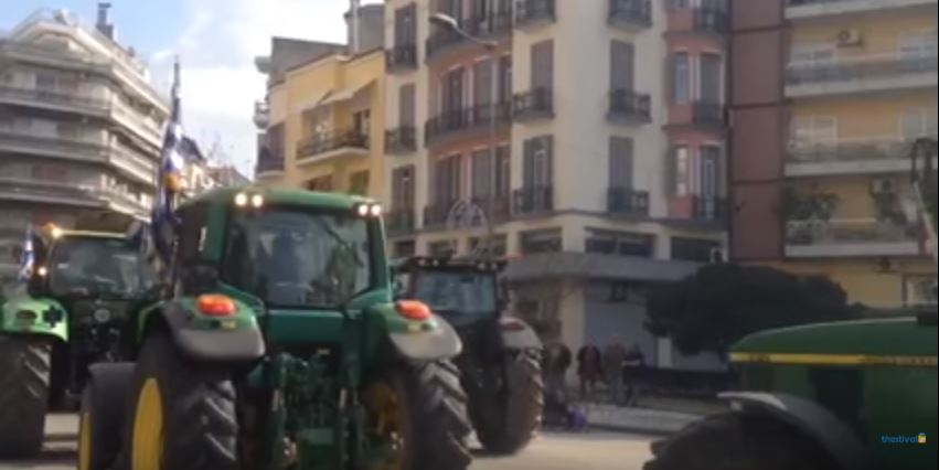 Έφυγαν οι αγρότες από το υπουργείο – Επέστρεψαν στα μπλόκα – ΒΙΝΤΕΟ